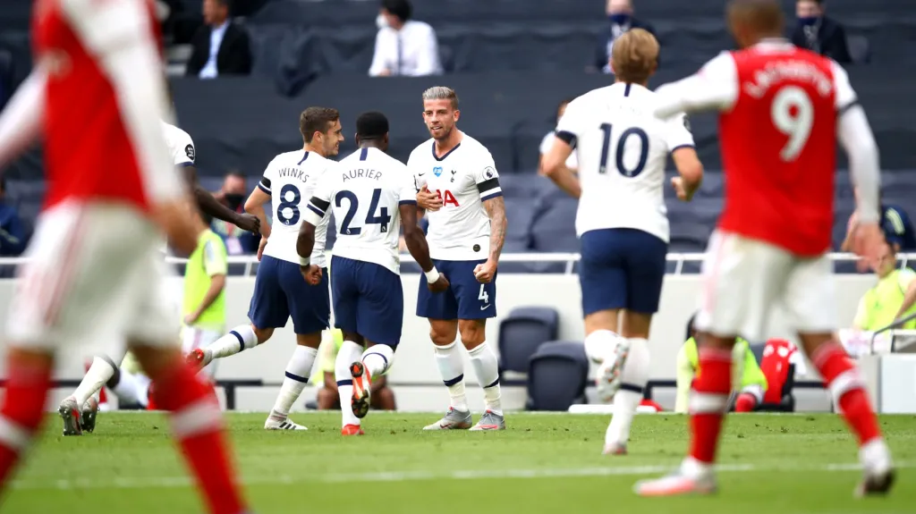 Fotbalisté Tottenhamu (uprostřed) oslavují gól proti Arsenalu