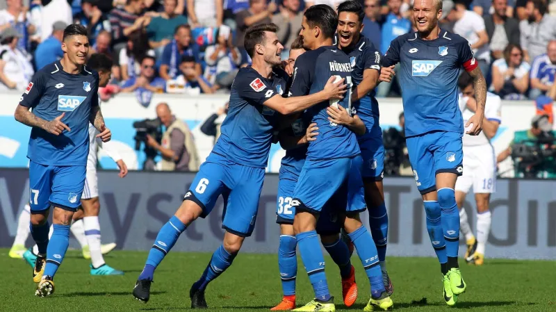 Fotbalisté Hoffenheimu se radují z gólu