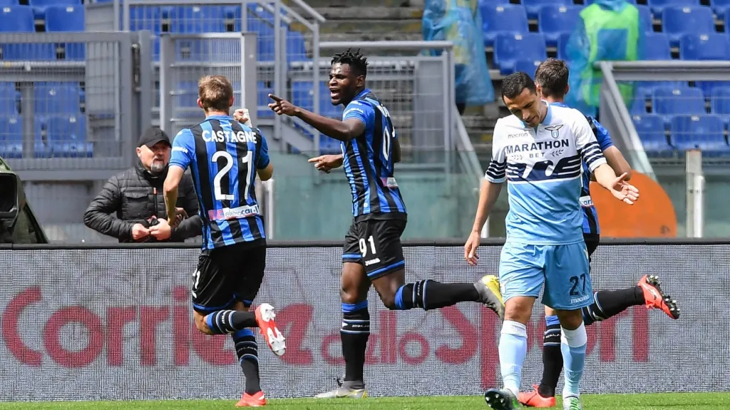 Fotbalisté Bergama oslavují gól na stadionu Lazia Řím