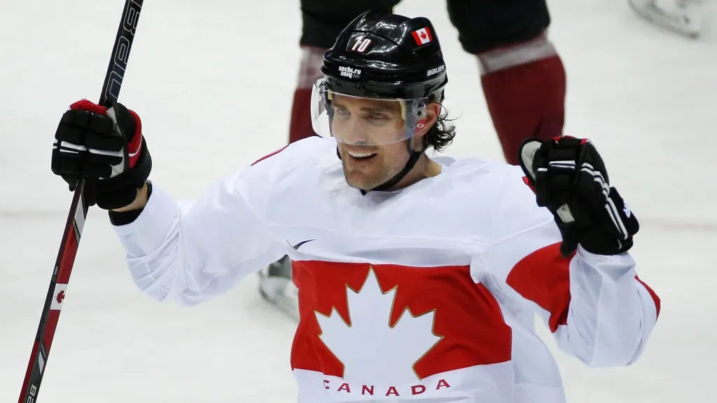 Patrick Sharp se raduje z kanadského gólu.