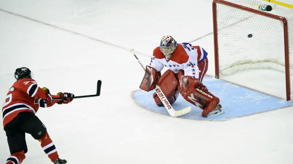 Patrik Eliáš střílí gól Michalu Neuvirthovi