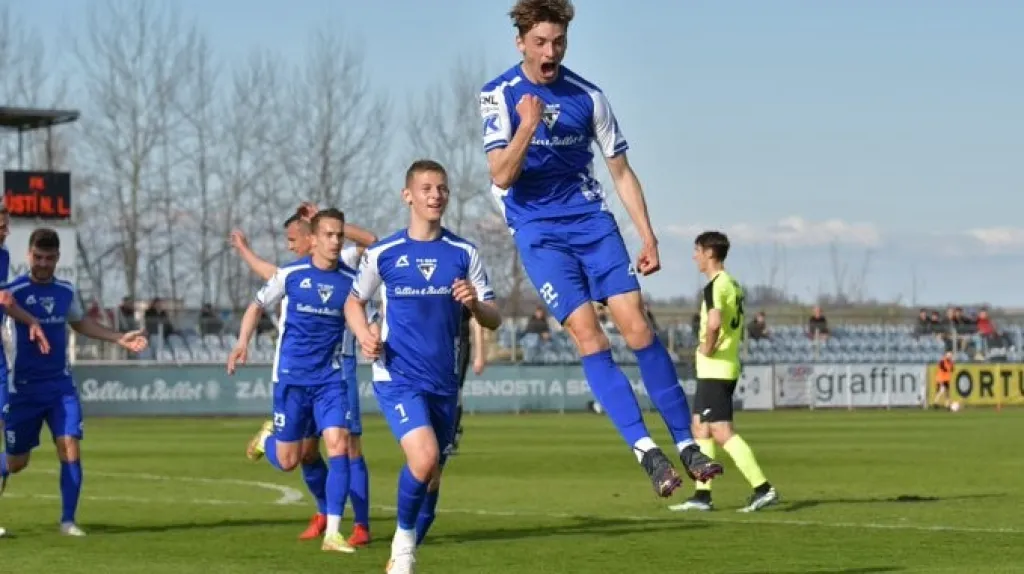 Fotbalisté Vlašimi se radují z gólu