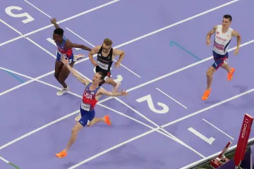 Cole Hocker se raduje v cíli po mílařském finále