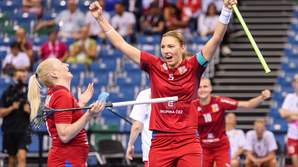 Eliška Krupnová se raduje po gólu