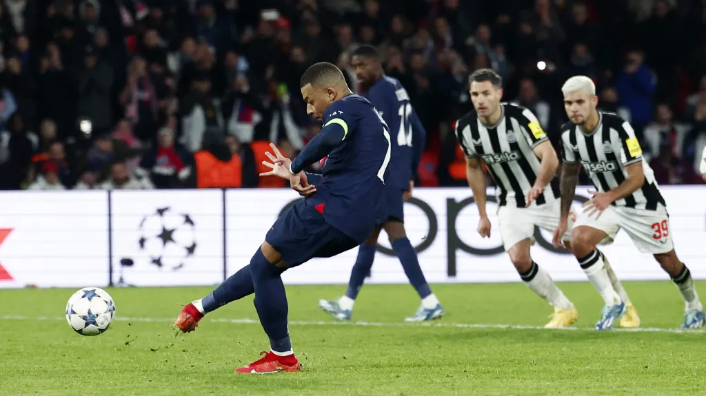 Mbappé dává z penalty v zápase PSG – Newcastle na 1:1