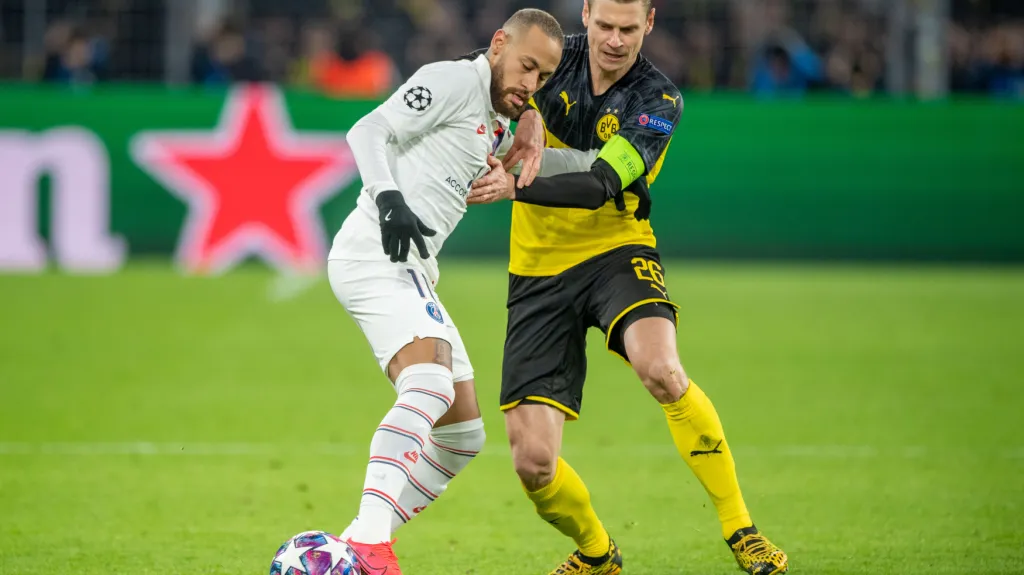 Neymar z PSG (vlevo) a Lukasz Piszczek z Dortmundu