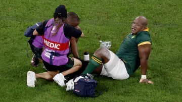 Nový Zéland – JAR: Zranění Mbonambiho a brzká žlutá karta Frizella