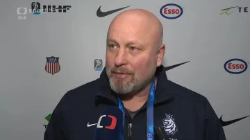 Trenér Augusta musel na tréninku českým juniorům domlouvat