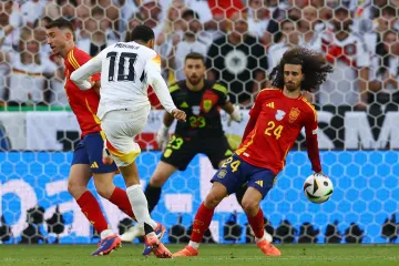 Ruka Marca Cucurelly v zápase s Německem