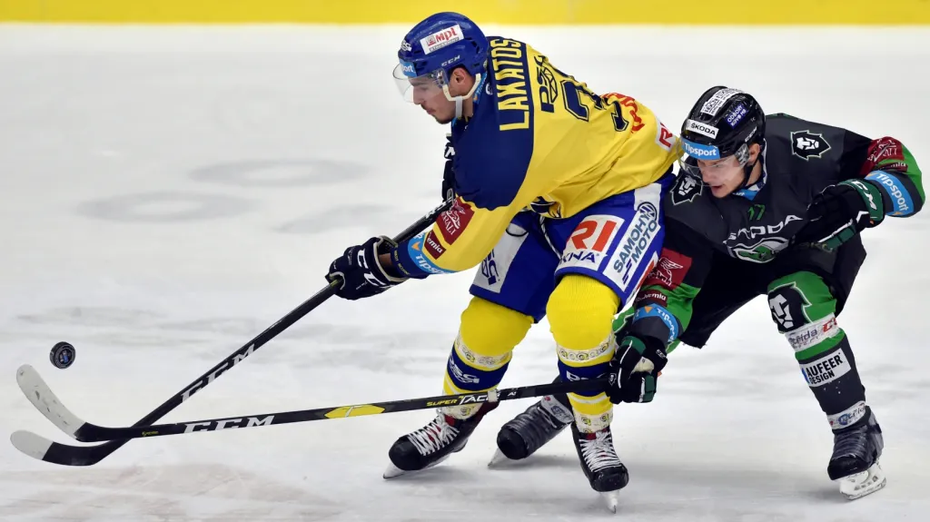 Zlínský Dominik Lakatoš si stráží puk před Bernadem