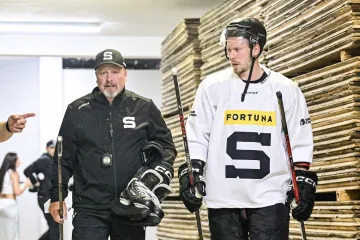 Trenér Sparty Patrik Augusta s kapitánem Filipem Chlapíkem