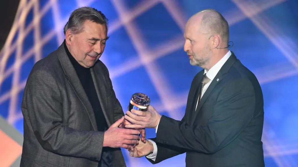 Karel Kroupa (vlevo) přebírá cenu po uvedení do Síně slávy