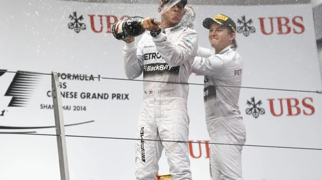 Lewis Hamilton a Nico Rosberg po triumfu v Šanghaji