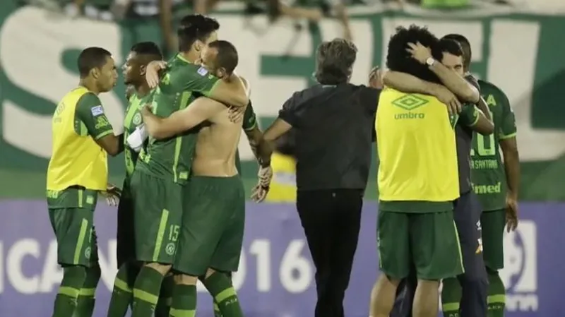 Pád letadla s brazilským fotbalovým týmem Chapecoense přežili tři hráči