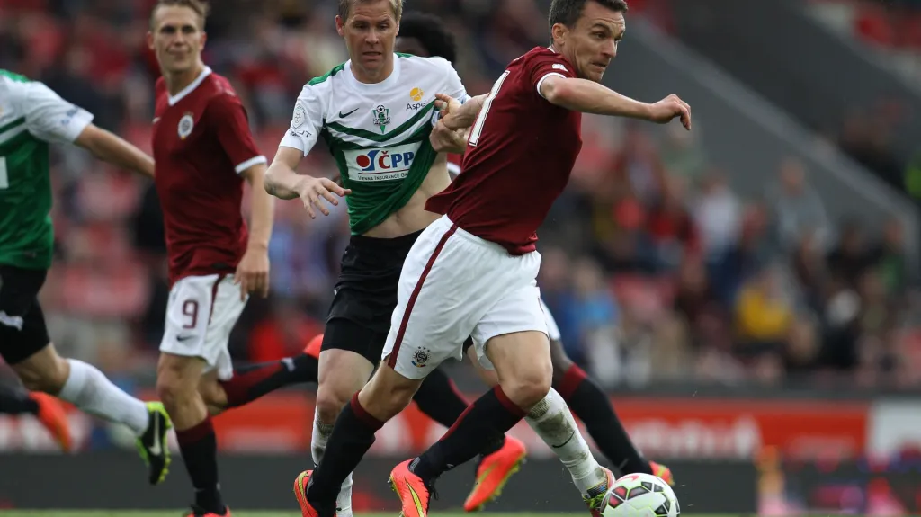 David Lafata ze Sparty hájí míč před Tomášem Hübschmanem z Jablonce 