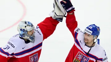 Ondřej Němec se raduje s Ondřejem Pavelcem po vítězství nad Švýcary