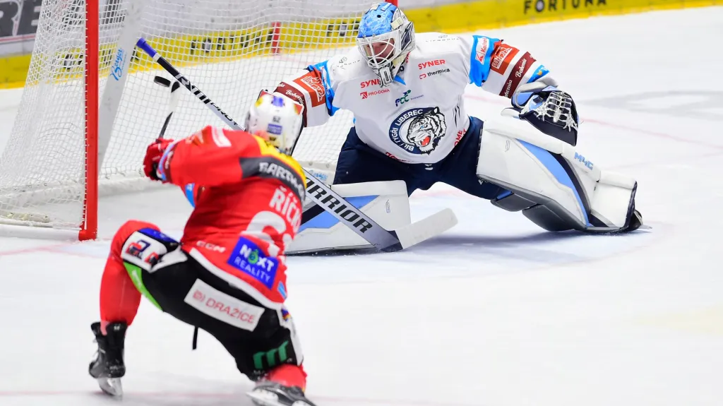 Zákrok libereckého gólmana Kváči na střelu Roberta Říčka z Pardubic