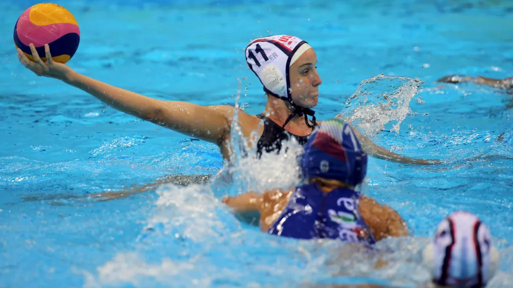 Američanka Makenzie Fischerová v akci ve finálovém zápase s Italkami