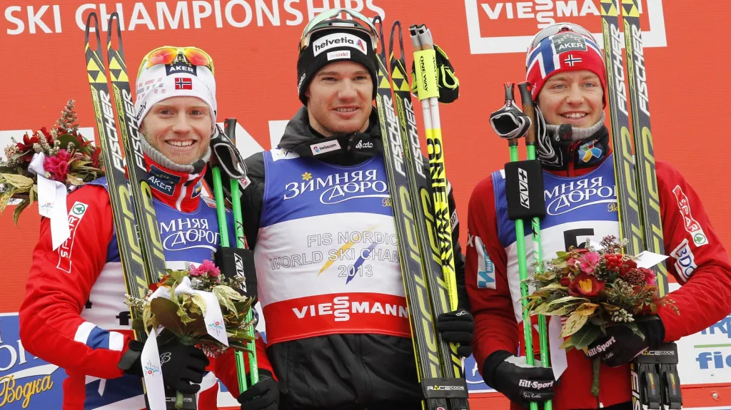 Stupně vítězů ve skiatlonu: Zleva stříbrný Nor Sundby, vítěz Cologna ze Švýcarska a bronzový Roethe z Norska