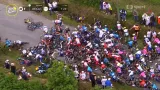 Hromadný pád pelotonu v 1. etapě