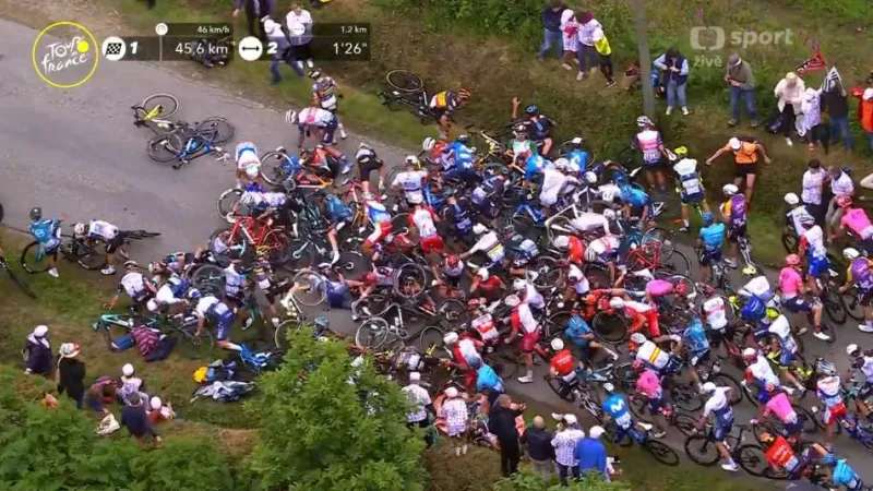 Hromadný pád pelotonu v 1. etapě