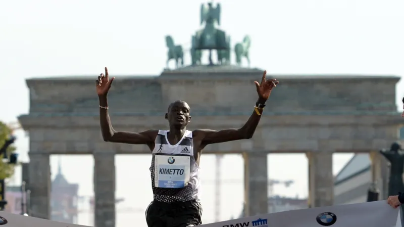 Keňan Kimetto vyhrál maraton v Berlíně ve světovém rekordu