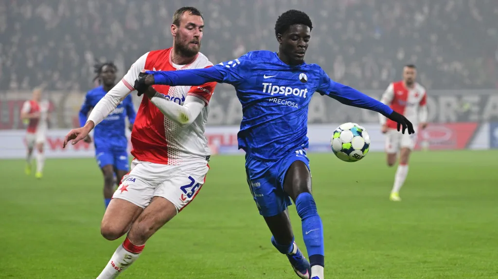 Tomáš Chorý v souboji s Ange N'Guessanem