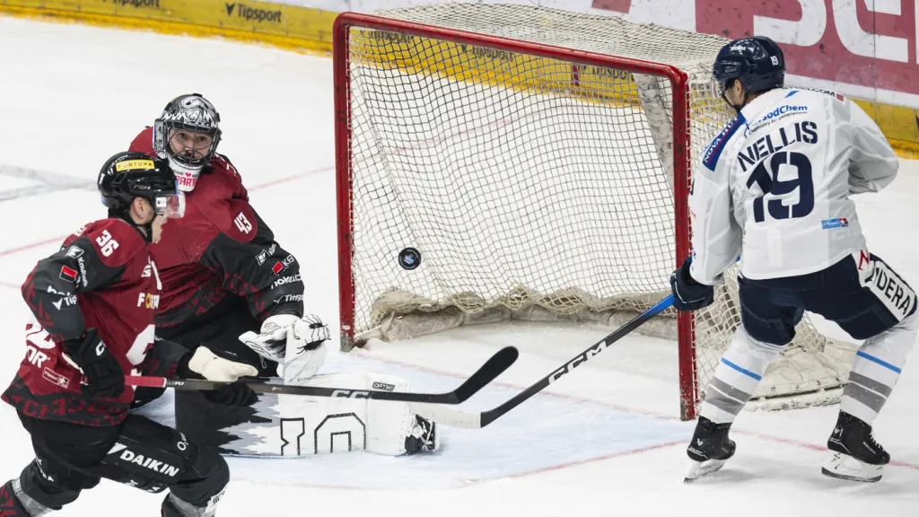 Anthony Nellis skóruje v duelu se Spartou