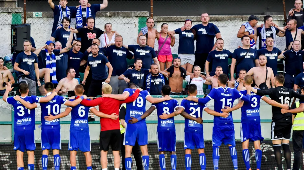 Fotbalisté ostravského Baníku slaví vítězství se svými fanoušky
