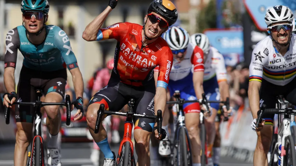 Pello Bilbao (uprostřed) poráží Juliana Alaphilippa (vpravo) a Alexandra Vlasova