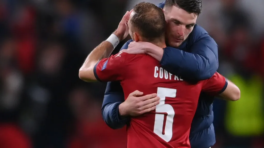 Vladimír Coufal v objetí s Declanem Ricem z Anglie