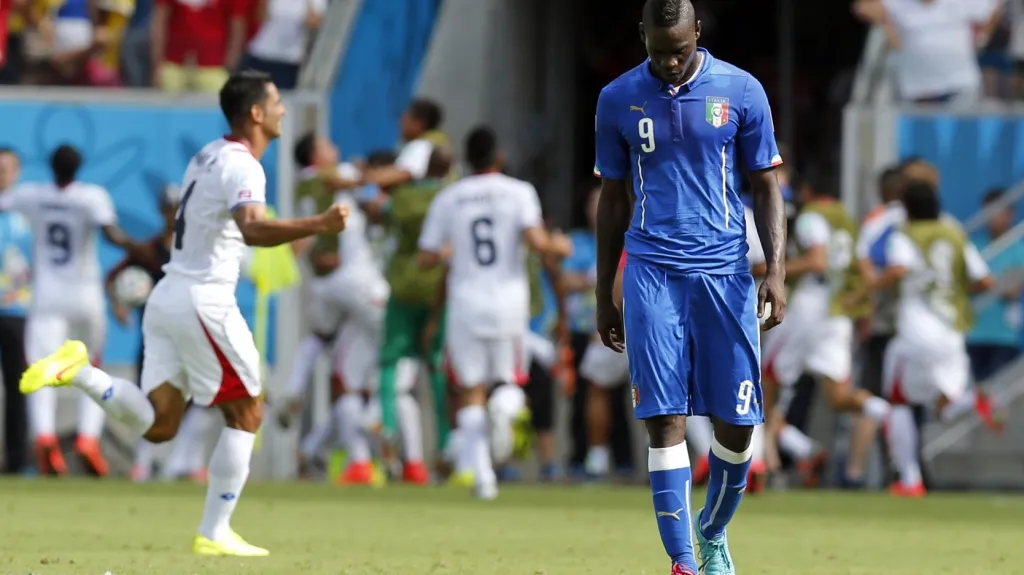 Zklamaný italský útočník Mario Balotelli v utkání s Kostarikou