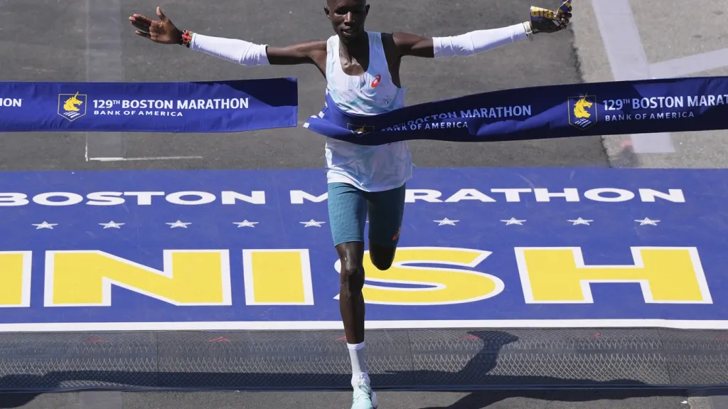 John Korir slaví na Bostonském maratonu