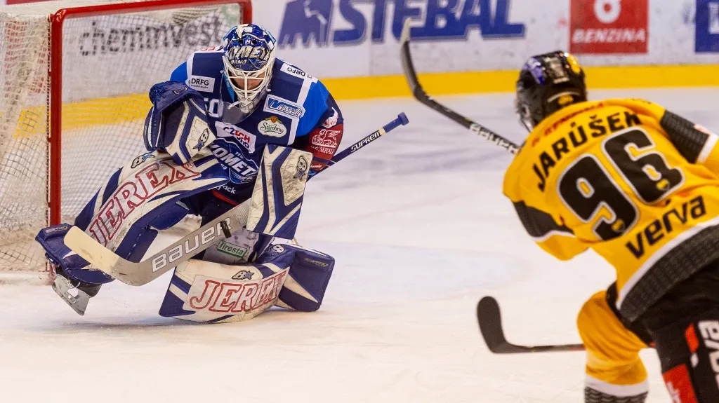 Karel Vejmelka z Komety Brno zasahuje proti střele litvínovského Richarda Jarůška