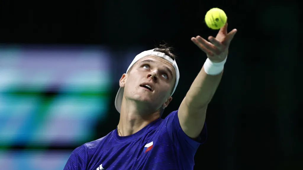 Jakub Menšík v zápase proti Pablu Carreňovi