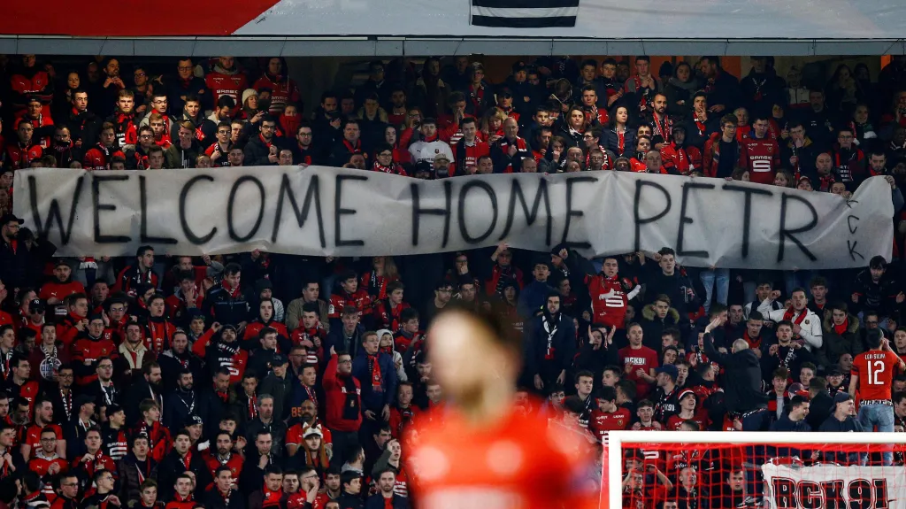 Fanoušci Rennes vítají zpátky Petra Čecha