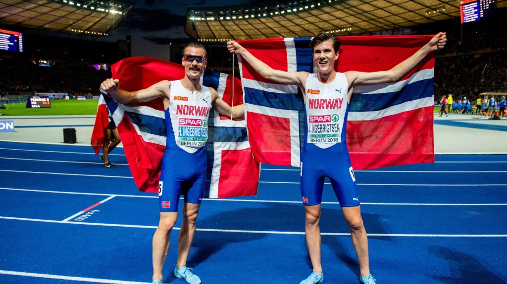Henrik (vpravo) a Jakob Ingebrigtsenové po závodě na 5000 metrů na ME
