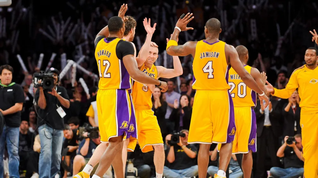 Hráči Lakers slaví postup do play-off