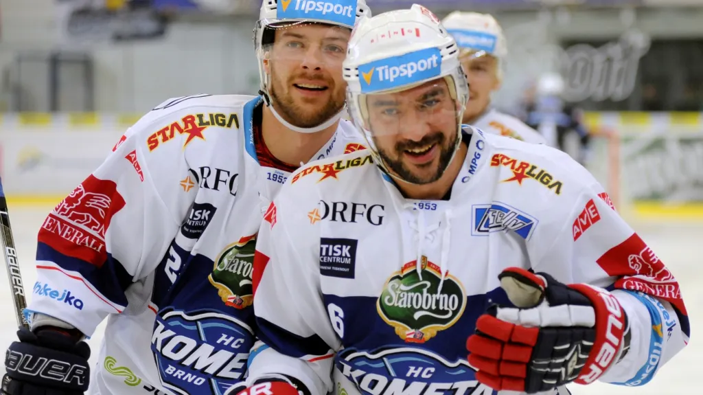 Hokejisté Komety Brno se radují z gólu do sítě Plzně