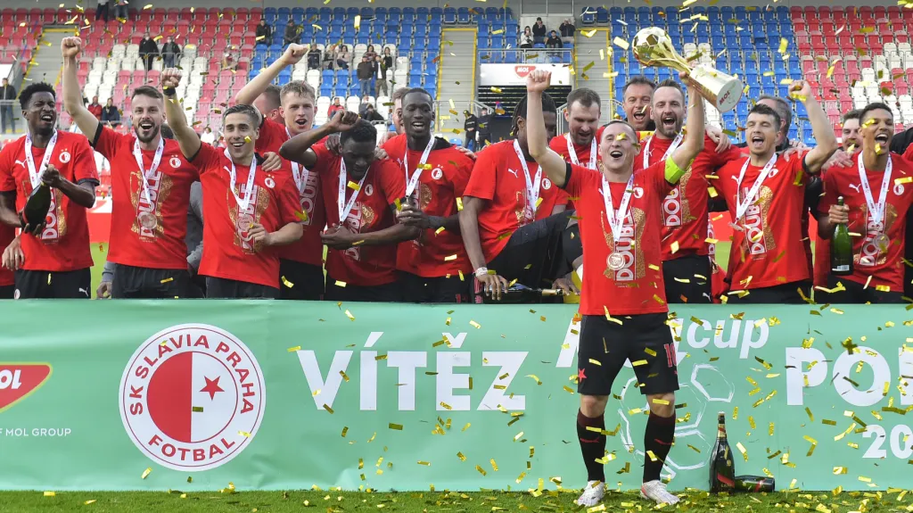 Fotbalisté Slavie s trofejí pro vítěze domácího poháru
