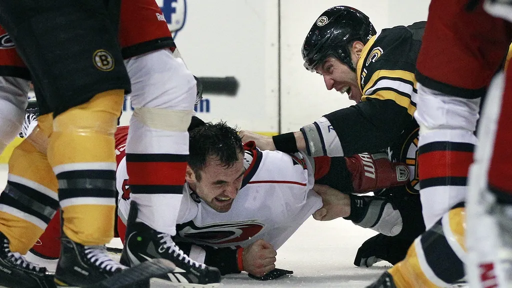 Zdeno Chára (vpravo) při bitce s Jayem Harrisonem