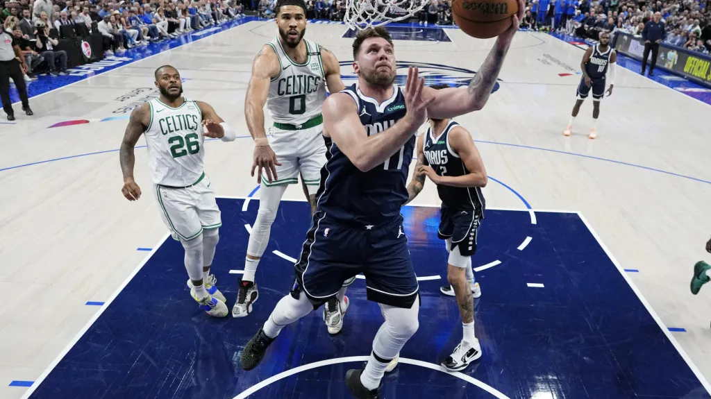 Luka Dončič z Dallasu v akci ve finále NBA