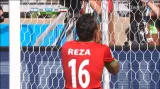 Šance v utkání Argentina - Írán: Reza zahrozil hlavou (52. min.)