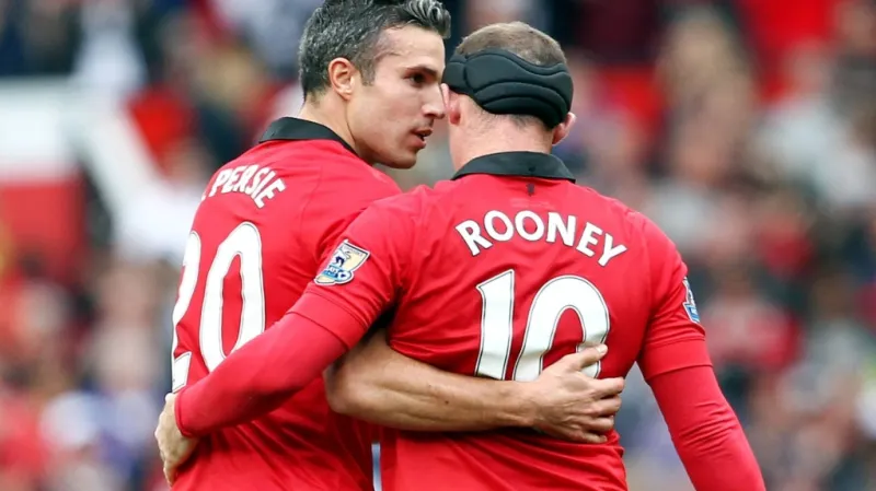 Robin van Persie a Wayne Rooney slaví gól do sítě Crystal Palace