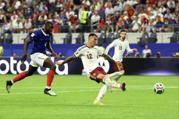 Dayot Upamecano marně stíhá skórujícího Pedra Porra