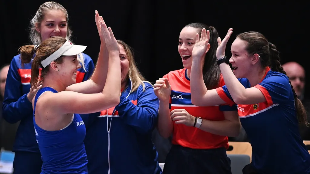 Linda Nosková slaví se spoluhráčkami výhru nad Brazílií