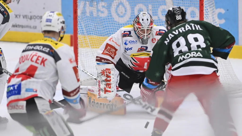 Pardubický brankář Roman Will čelí olomoucké šanci