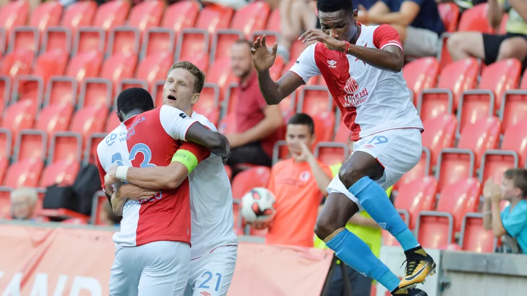 Kapitán Slavie Milan Škoda v objetí se spoluhráčem Ngadeuem