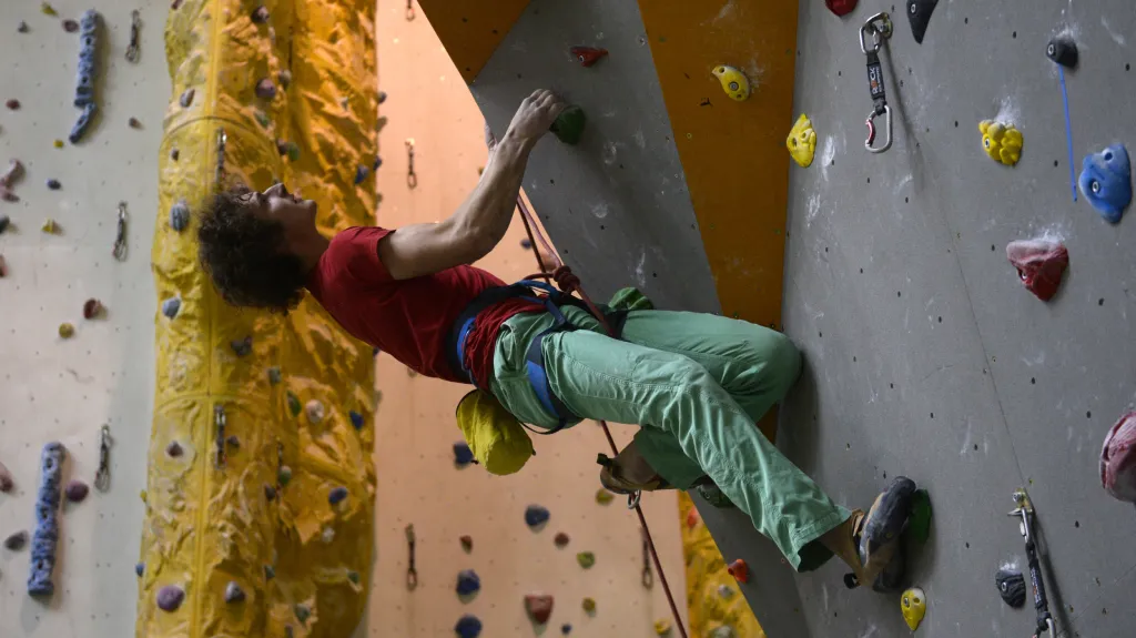 Adam Ondra na lezecké stěně