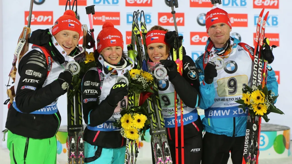 Stříbrná česká štafeta ve složení Veronika Vítková, Gabriela Soukalová, Michal Šlesingr a Ondřej Moravec